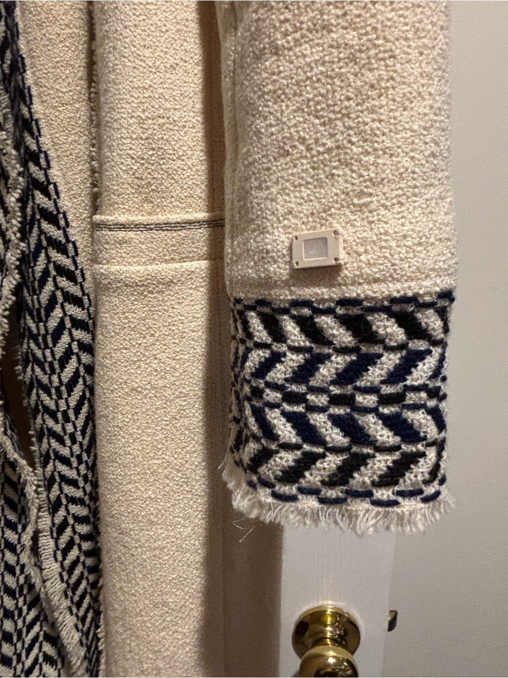 Beautiful Vintage CHANEL Cream Bouclé Coat Herringbone Trim - Picture 3 of 15